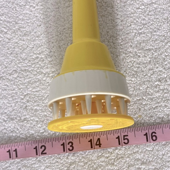 Vintage MCM Yellow Manual Spring Loaded Meat Tenderizer - Picture 11 of 12